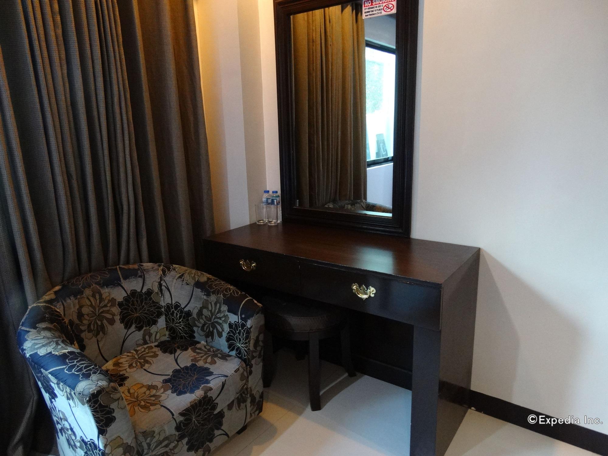 Peridot Suites Davao Stadt Exterior foto