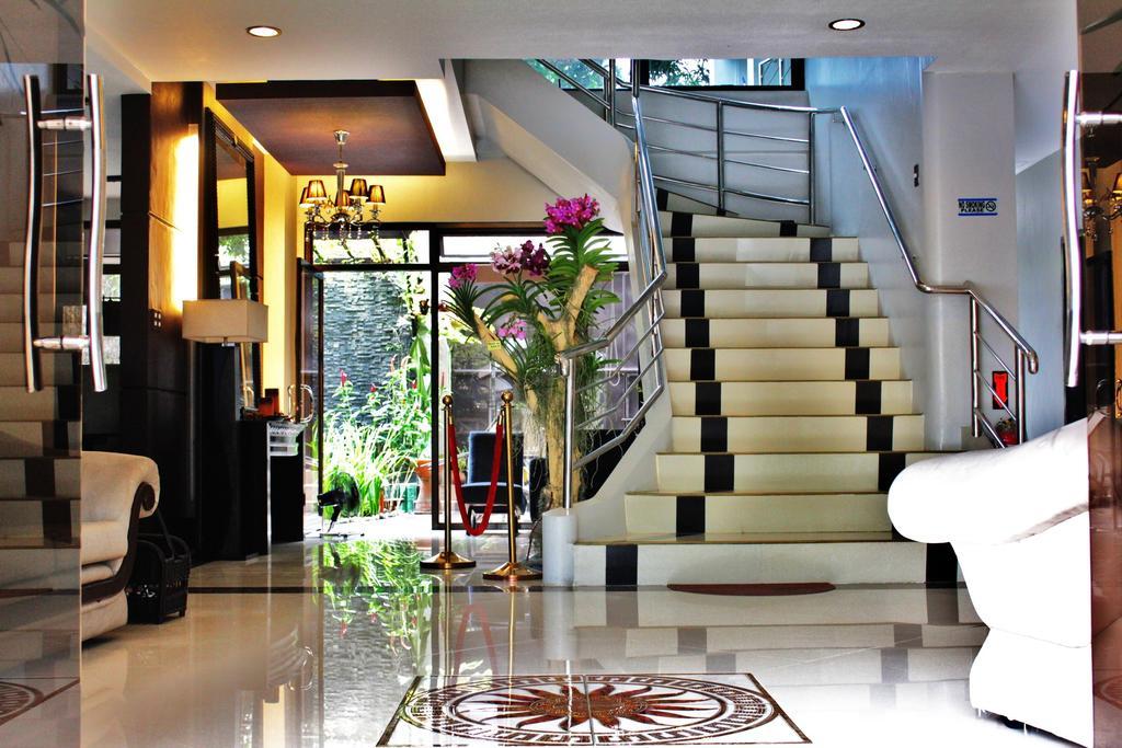 Peridot Suites Davao Stadt Exterior foto
