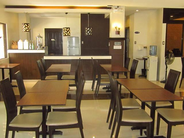 Peridot Suites Davao Stadt Exterior foto